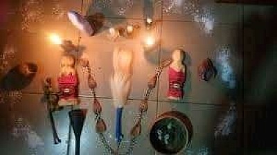 Le rituel de retour affectif, ou retour d’affection, consiste à se réconcilier avec une personne à qui l’on tient, pour laquelle on a de l’affection. Il faut souligner qu’il est différent du rituel de retour amoureux. En effet, dans ce dernier, le sentiment amoureux est présent, il concerne donc un ex (conjoint, mari, concubin, amant….). Par conséquent, il peut s’agir d'une enfant, d’un parent, d’un frère ou d’une sœur, d’un autre membre de sa famille ou même d’un collègue. Par ailleurs, s’il s’agit de récupérer une amitié perdue, il est préférable d’effectuer le rituel d’amitié. Enfin d’être certain de choisir le bon rituel à faire soi-même, vous pouvez en apprendre plus à ce sujet dans la rubrique retour affectif si vous le désirez. Avec un peu d’entraînement et de sérieux, vous allez pouvoir faire vous-même ce rituel gratuit. Si vous respectez les indications, vous allez constater qu’il s’agit d’un rituel puissant, qui fonctionne très bien. Pour preuve, vous pouvez consulter les centaines de témoignages et d’avis sur le retour affectif à la fin de cette page. Enfin, étant donné que la magie rouge fait partie de la magie blanche, ce rituel ne comporte aucun risque. Les résultats sont rarement immédiats. Toutefois, le retour de l’être aimé sera visible rapidement, en moyenne en moins de 15 jours (30 jours au maximum). Toutes les indications ont une signification précise. C’est pour cette raison qu’il est important de bien suivre chaque recommandation pour que votre rituel soit efficace. Par exemple, le nombre et la couleur des bougies sont très importants et aussi respecter les rituels.