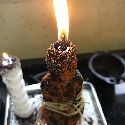 Vous souhaitez régler votre problème de couple, ne plus être désespérée. Le Rituel d’amour avec bougie et miel pour faire revenir son ex vous viendra en aide efficacement Ce rituel d’amour avec du miel de magie blanche est facile à réaliser. Les ingrédients du rituel d’amour avec du miel : une bougie blanche ou rouge, un peu de miel, un cure-dent, des allumettes. L’exécution du rituel pour attirer l’amour avec du miel Asseyez-vous devant la table bien nettoyée. Prenez une bougie et écrivez votre nom à l’aide d’un cure-dent sur une bougie, puis sur le côté opposé, le nom de la personne de laquelle vous désirez être aimée. Écrivez sur les deux autres côtés le mot « AMOUR ». Enduisez de miel autour de la bougie de sorte que le miel passait par vos noms et des mots « AMOUR ». Allumez la bougie à l’aide des allumettes. Concentrez-vous sur la flamme de bougie et prononcez la formule magique pour attirer l’amour trois fois à haute voix. Laissez-la brûler jusqu’à la fin
