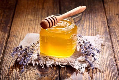 Le miel adoucit la bouche et le cœur et nous vous donnons la chance de conquérir votre amour en utilisant ce produit naturel, pas cher et facile à trouver. Grâce à ce rituel de miel pour l’amour que nous vous proposons, préparez-vous à recevoir votre grand amour.